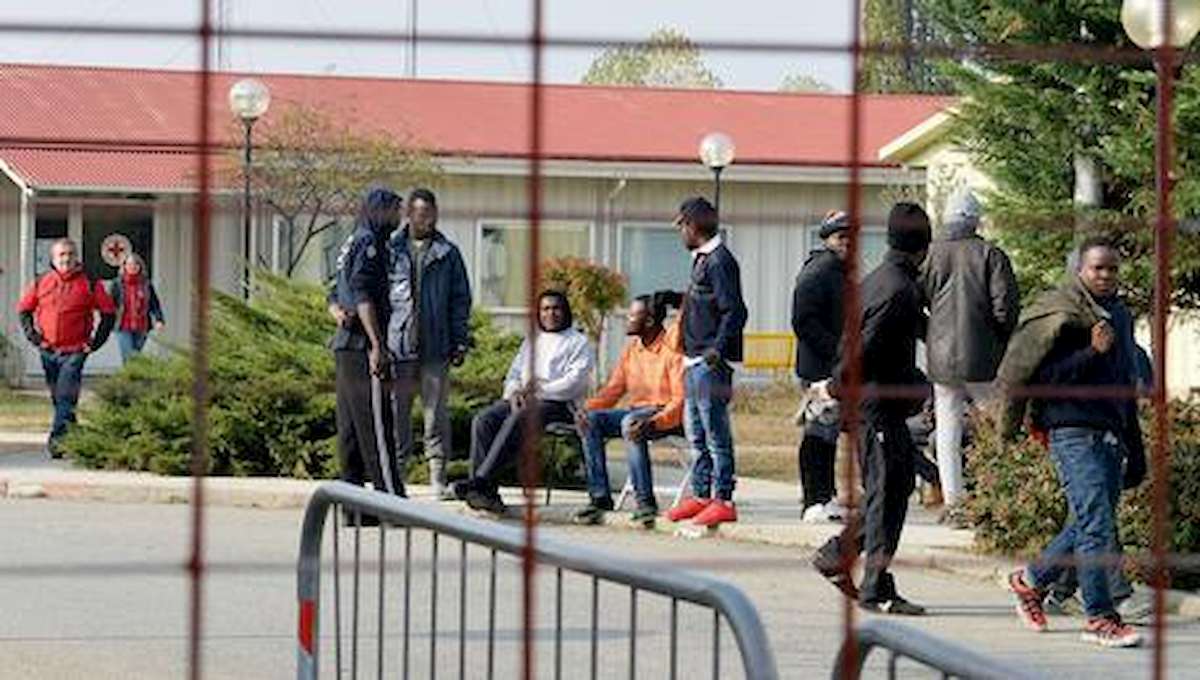 immigrati centro accoglienza ansa