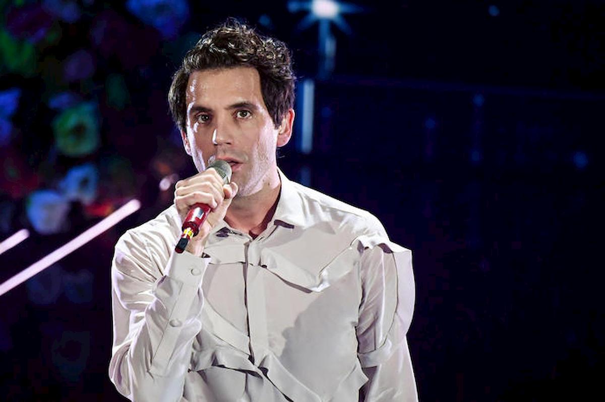 Sanremo 2020, Mika omaggia l'Italia cantando "Amore che vieni amore che vai" di De André