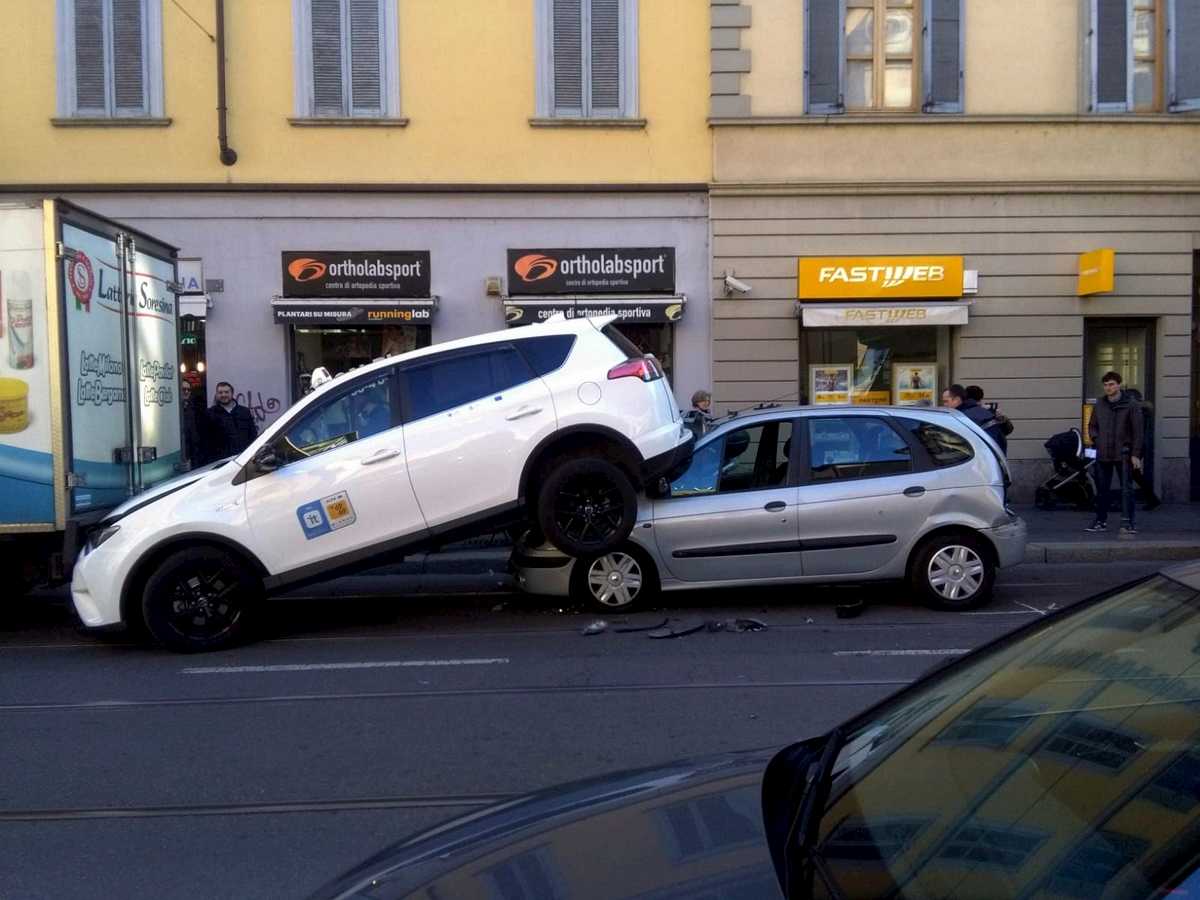 milano tram tamponamento a catena