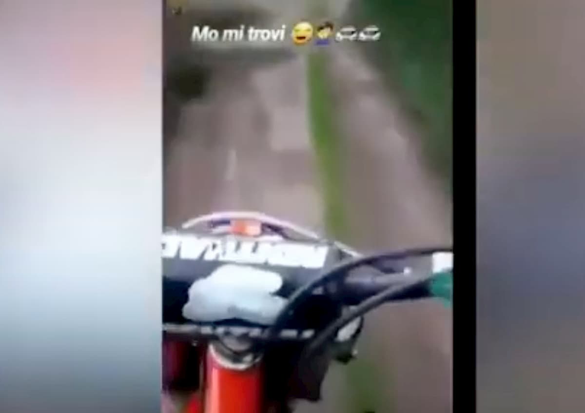 In moto senza casco né assicurazione fuggono dalla polizia. Incastrati grazie al video su Instagram