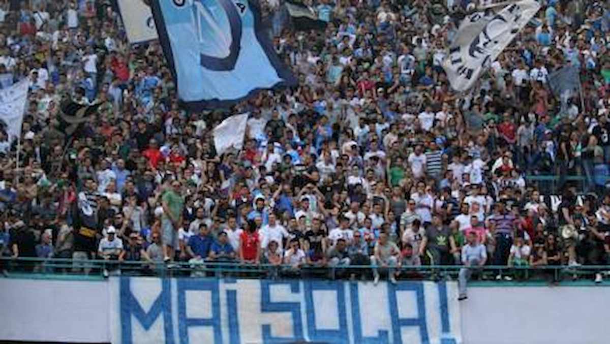 Napoli-Barcellona, centinaia di scooter inseguono pullman con Messi