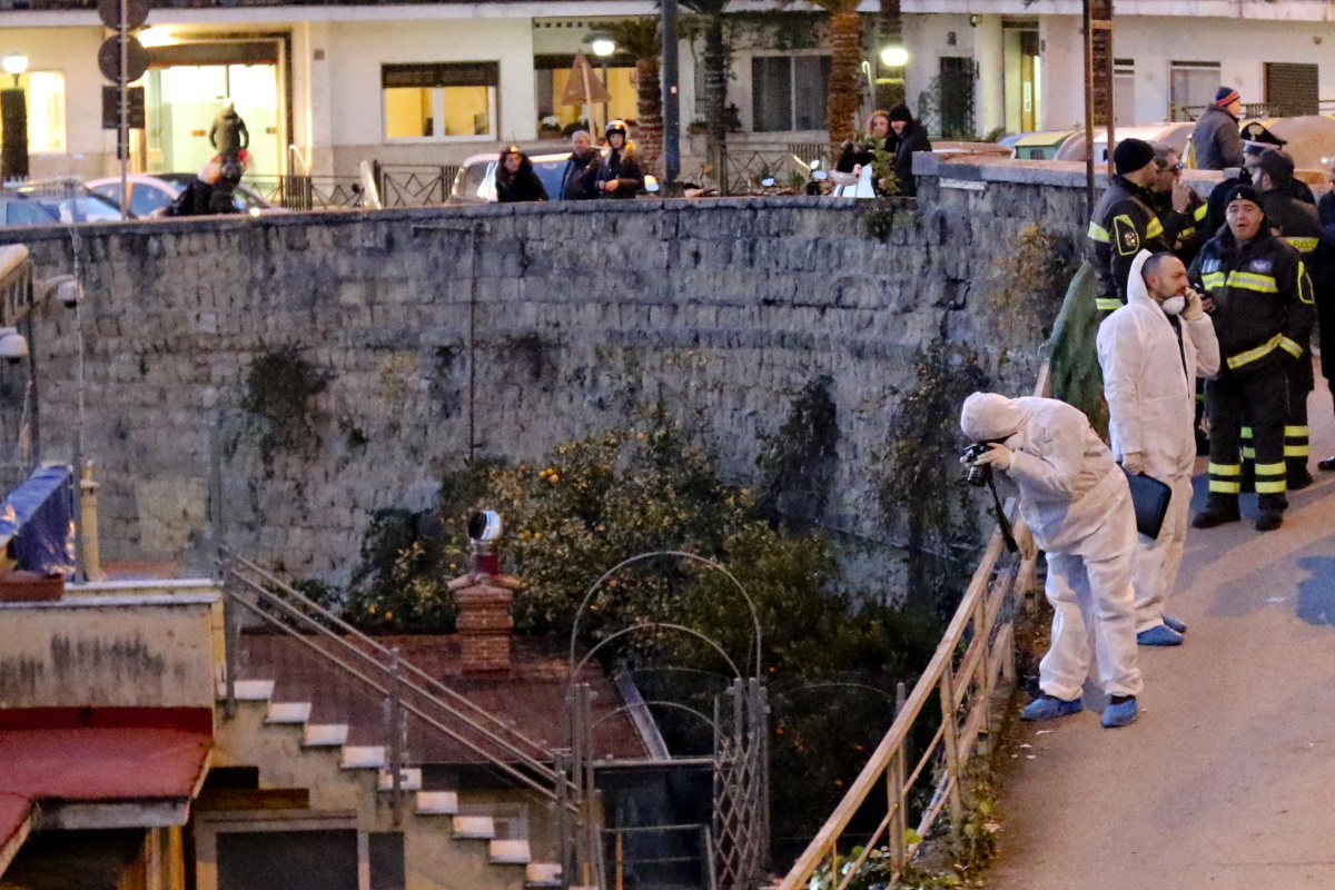Napoli, precipita da muro di 5 metri al Vomero e muore