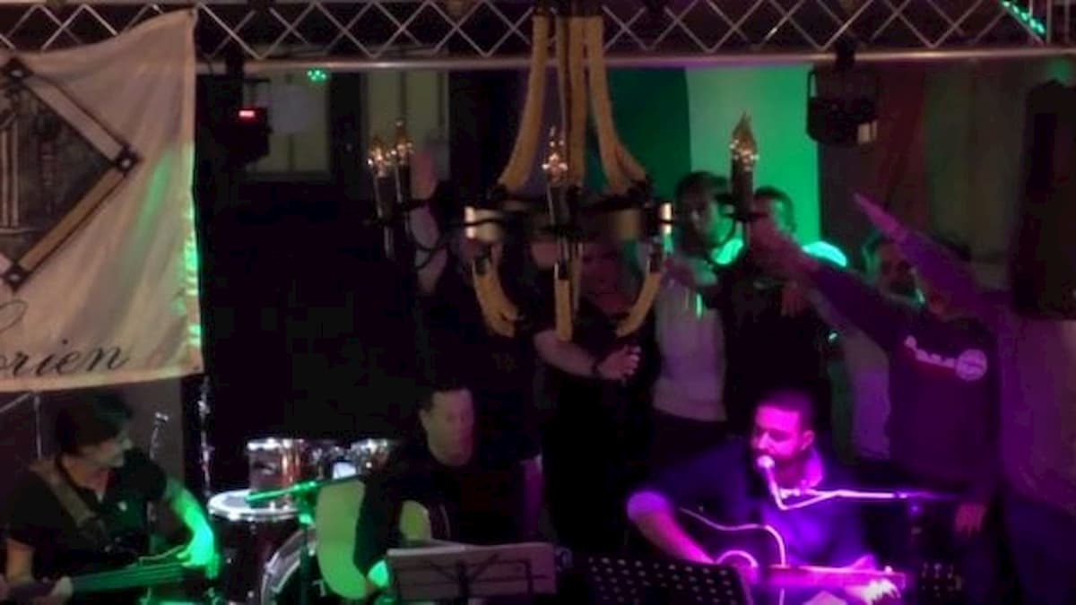 Albissola, neonazisti in birreria: "SS eroi non criminali". Il ducetto locale di Casapound si complimenta