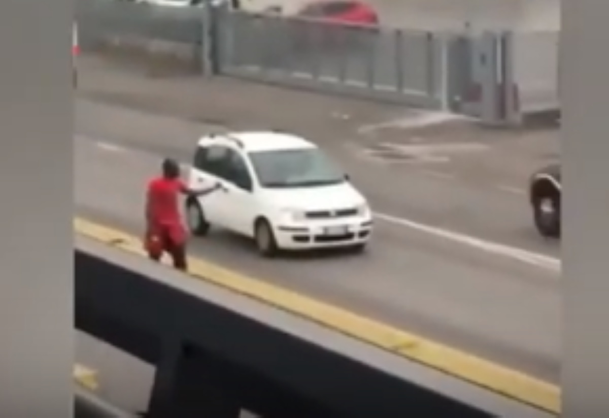 Castiglione delle Stiviere, nigerano con ascia contro i passanti