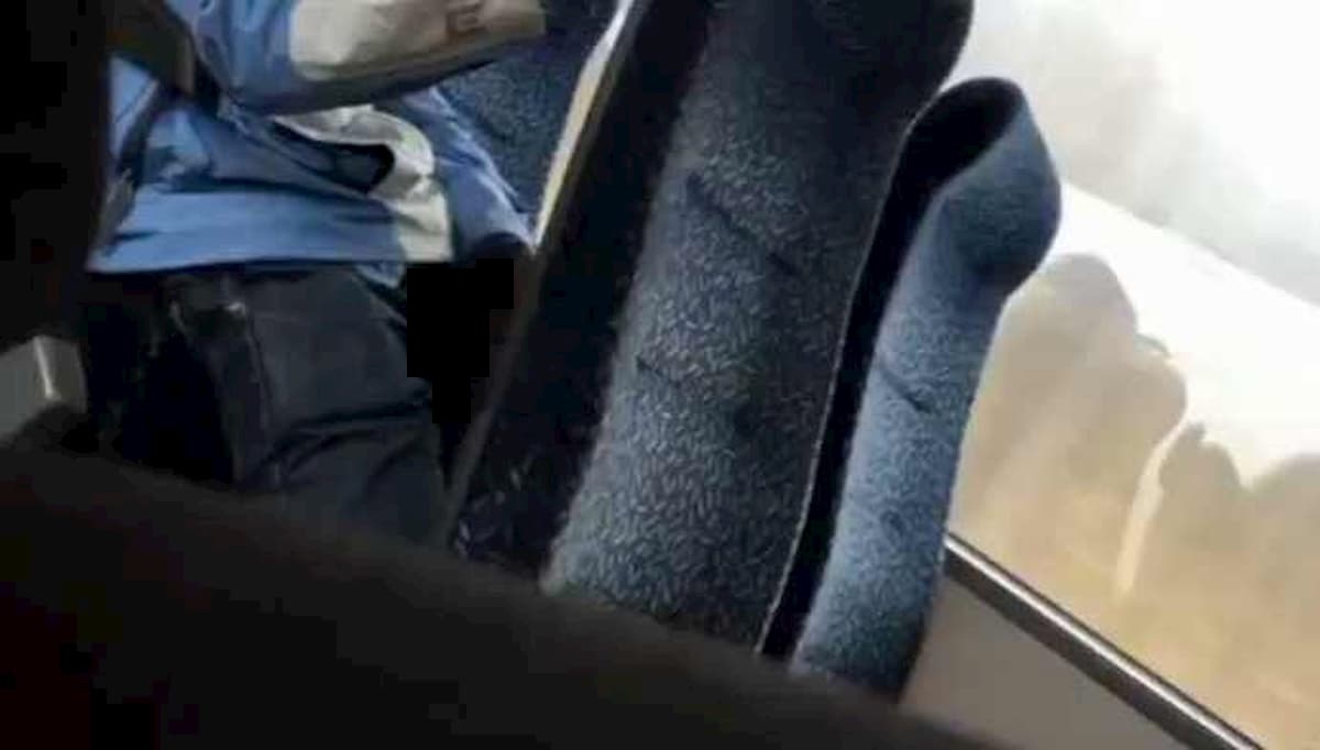 Nigeriano si tocca sul bus davanti agli altri passeggeri: assolto perché era domenica e non c’erano bambini