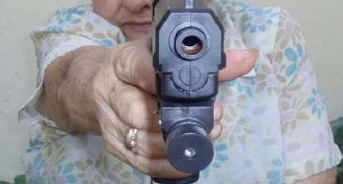 Usa, nonna con la pistola in Pronto Soccorso: rapisce nipote e scappa. Arrestata