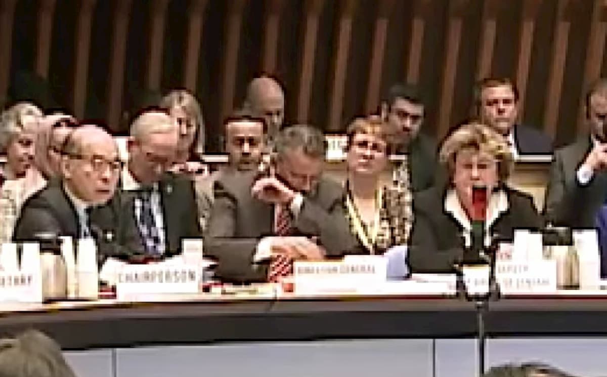 Oms, il direttore generale ha un colpo di tosse in conferenza stampa: "Tranquilli, non è coronavirus" VIDEO