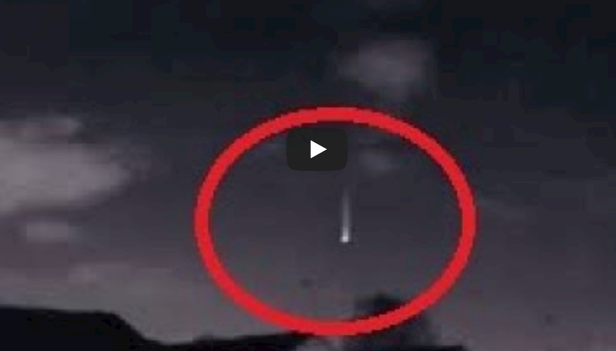 YOUTUBE Misteriosa palla di fuoco cade dal cielo. Le immagini riprese dalle telecamere di sicurezza di una casa