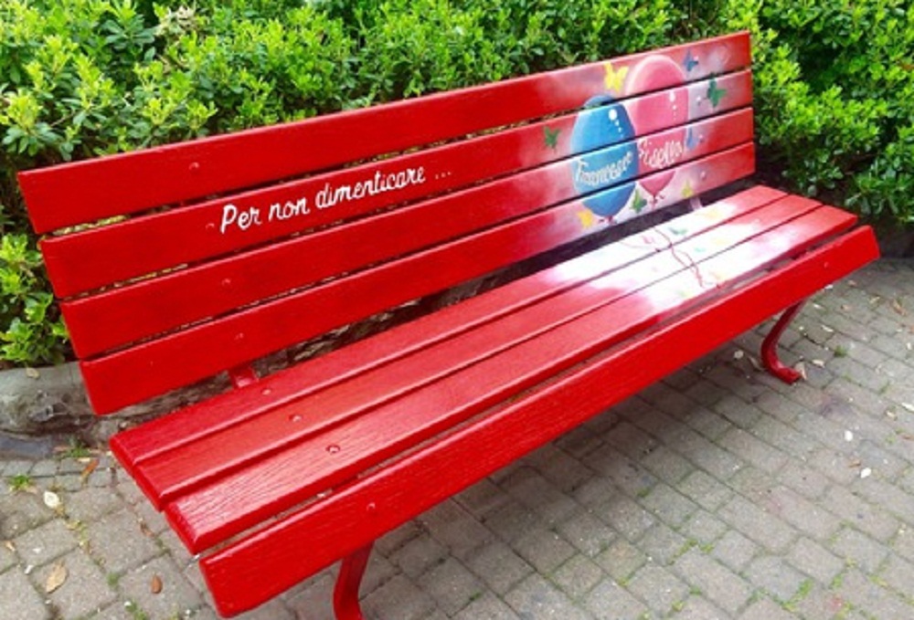 La panchina rossa rubata a Firenze torna al suo posto, con le scuse dei ladri