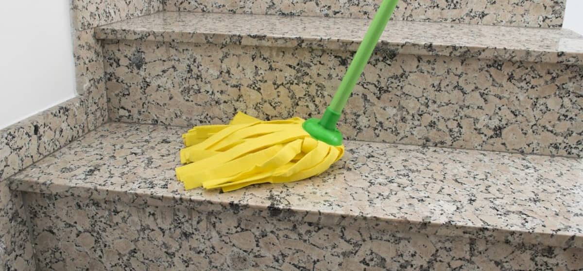 Pavimento bagnato nell'androne: se scivoli, condominio e impresa devono risarcire