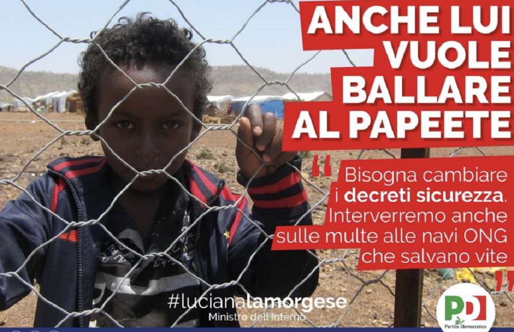 Pd gaffe, card con un bimbo rifugiato: "Cambiare decreti sicurezza". Al governo ci sono loro...