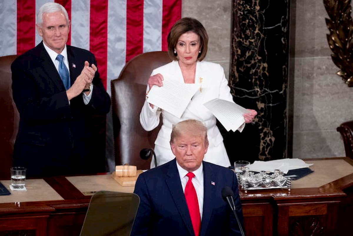 Nancy Pelosi strappa la copia del discorso di Trump sullo Stato dell'Unione