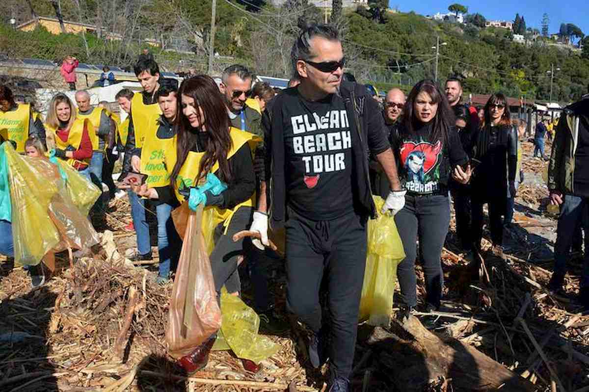 piero pelu pulisce spiaggia sanremo ansa