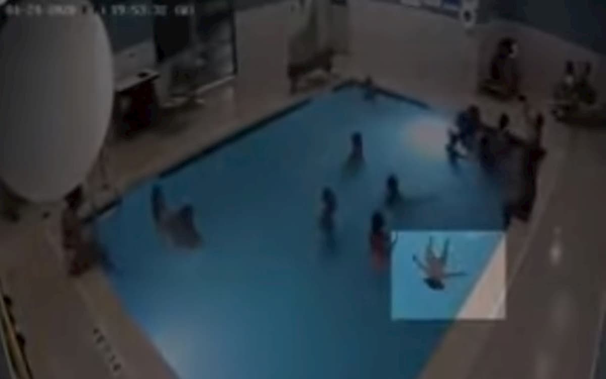 Bimbo sta annegando in piscina ma nessuno se ne accorge VIDEO