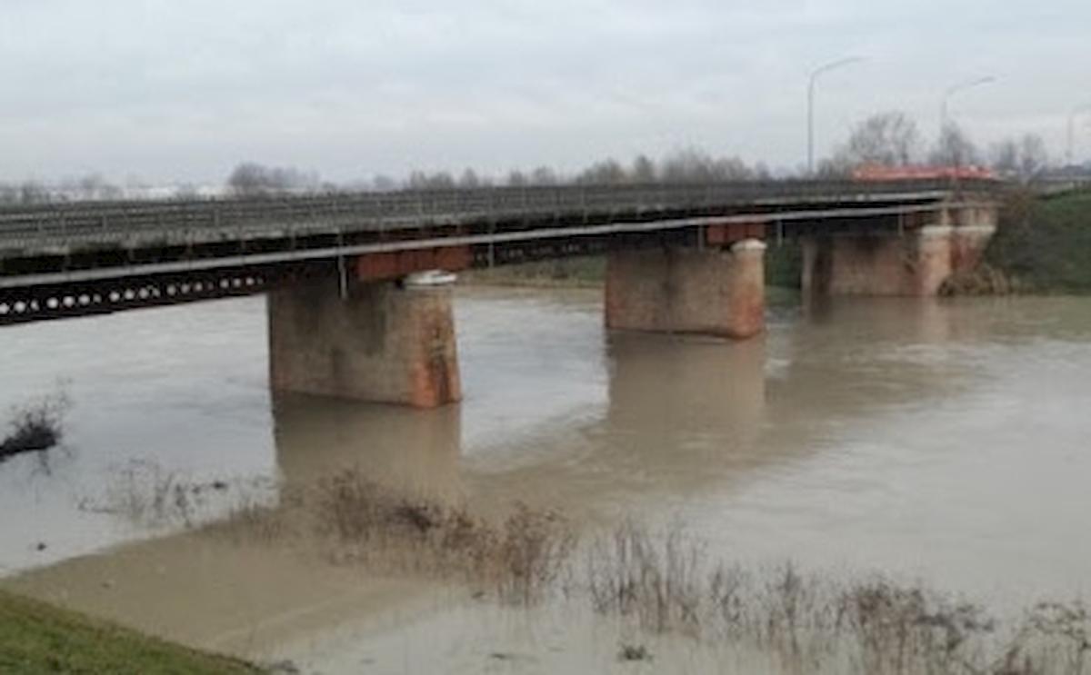 Finale Emilia, chiuso il Ponte Vecchio. Il sindaco: "Stop immediato al transito, non è sicuro"