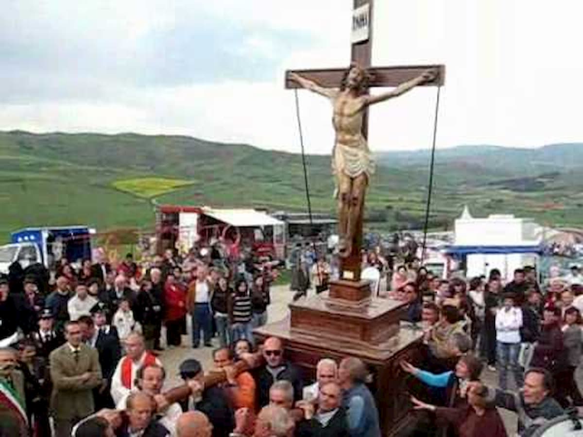Sicilia, la processione per invocare la pioggia. La diocesi di Caltanissetta: "Non è superstizione"
