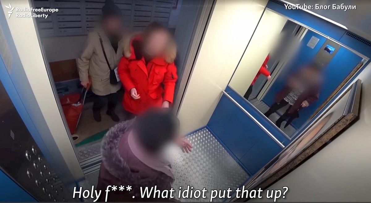 putin ritratto in ascensore