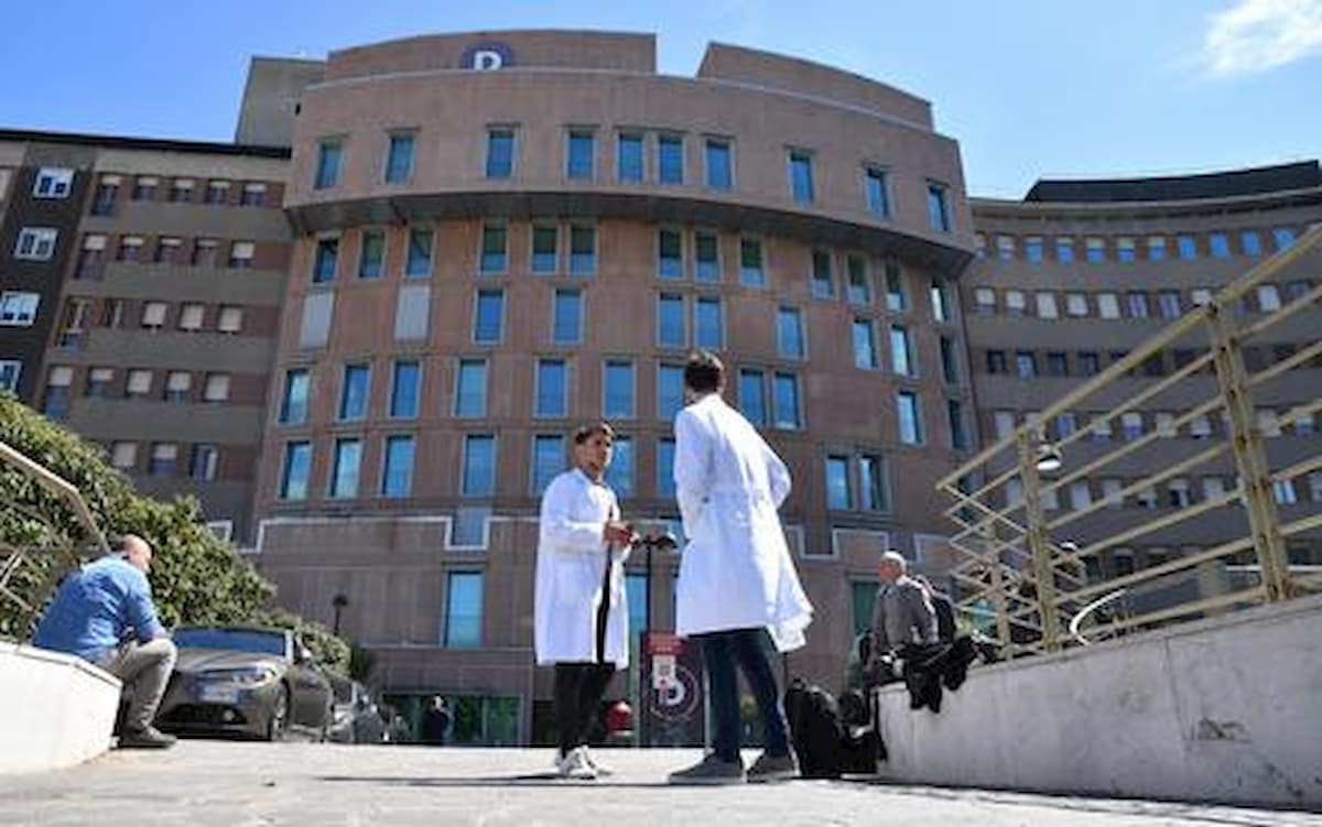 Coronavirus, a Milano un uomo ricoverato al San Raffaele (nella foto Ansa). In Lombardia 46 casi