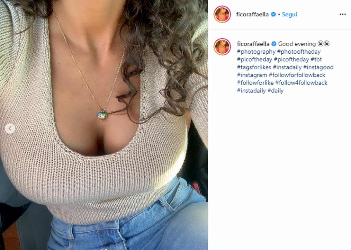raffaella fico foto scollatura