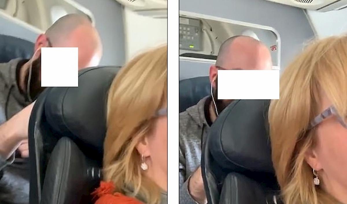 ragazzo colpisce sedile tutto il viaggio