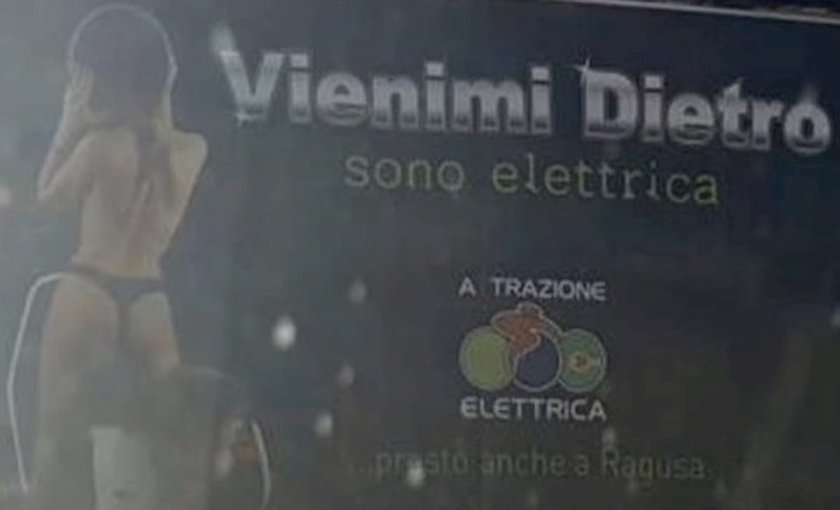 Ragusa, scandalo per i cartelloni pubblicitari: "Vienimi dietro, sono elettrica"