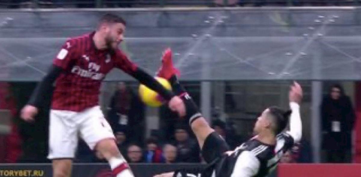 Milan-Juventus, rigore per mano di Calabria su rovesciata di Cristiano Ronaldo: Cr7 non sbaglia