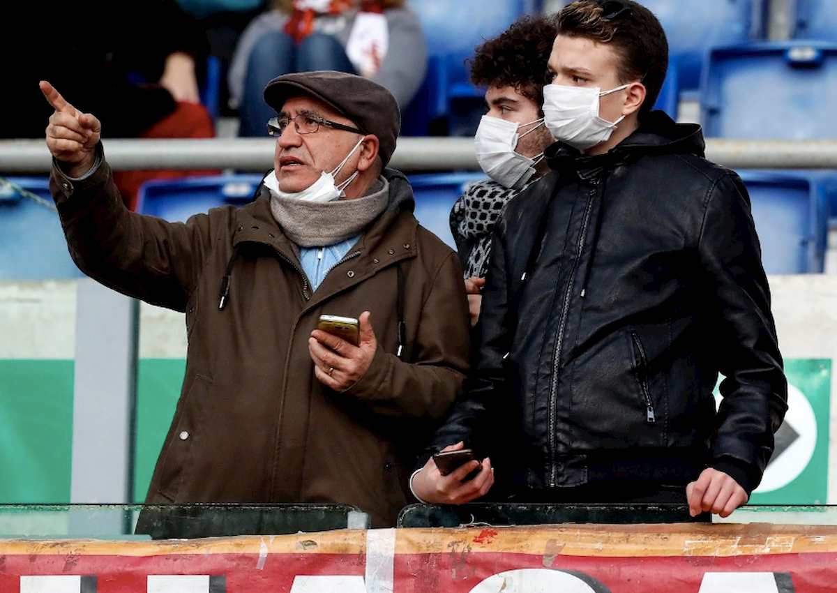Roma-Lecce, effetto Coronavirus: tifosi allo stadio con la mascherina FOTO
