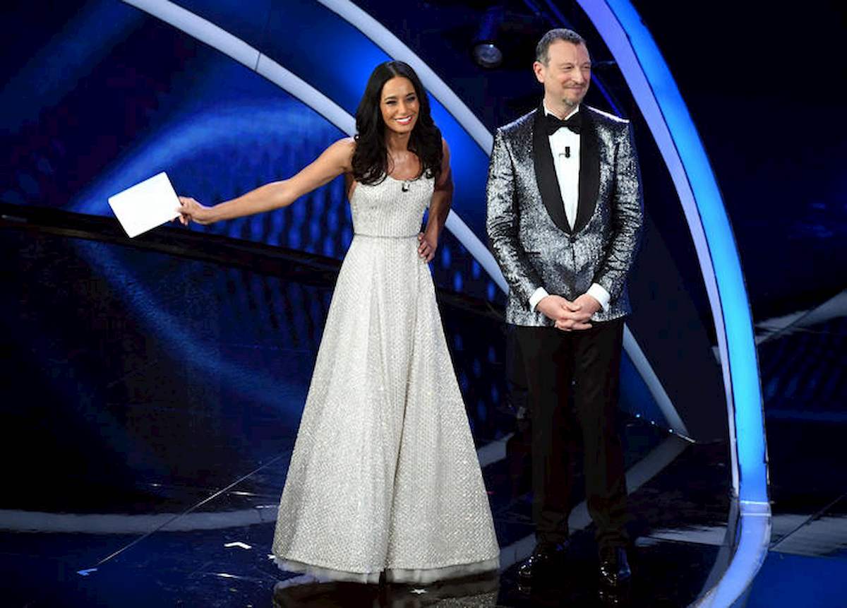 Sanremo 2020, Rula Jebreal e il consiglio ad Amadeus: "Stasera facciamo tutti un passo avanti" VIDEO