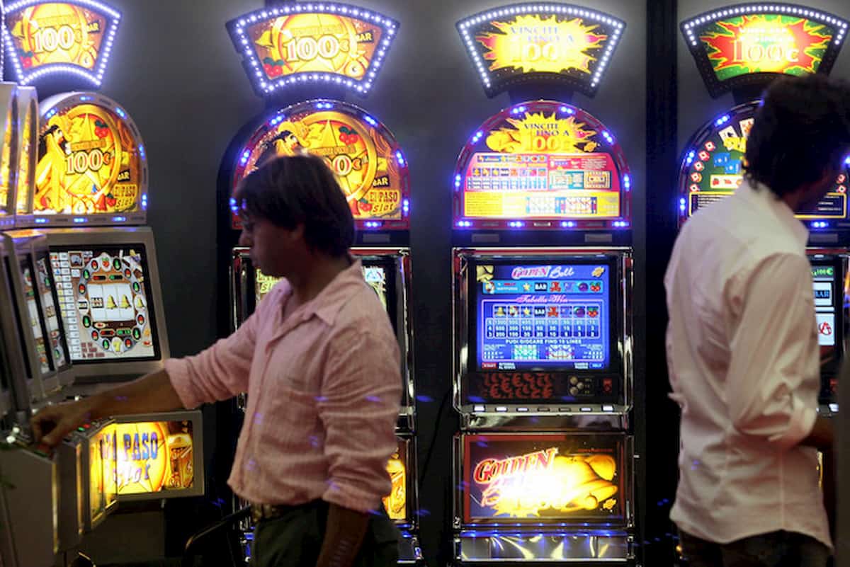 Garlasco. Ragazzino di 16 anni perde 3mila euro giocando sui cavalli, sala scommesse chiusa per un mese