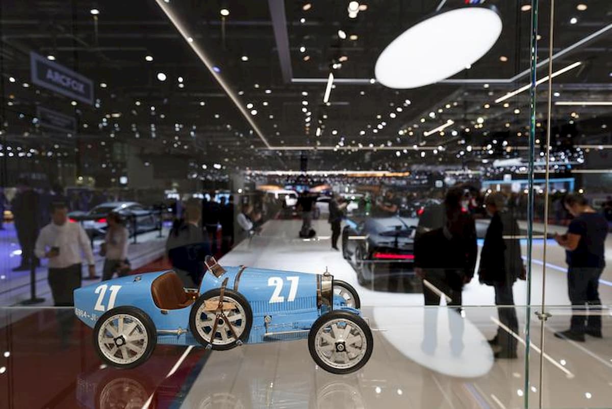 Coronavirus, annullato il Salone dell'auto di Ginevra. Svizzera vieta eventi con più di mille partecipanti