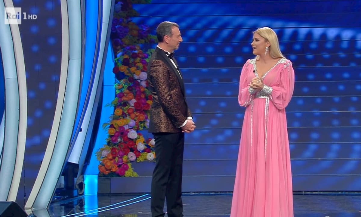 Sanremo, Amadeus a Alketa Vejsiu: "Parli velocissima, mai vista una cosa del genere"