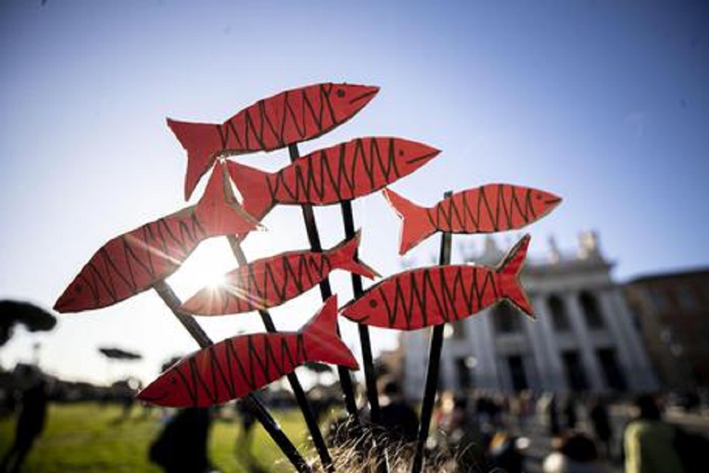 Lega-Sardine, duello a Roma. Salvini: "Noi parliamo della Capitale, loro solo di me"