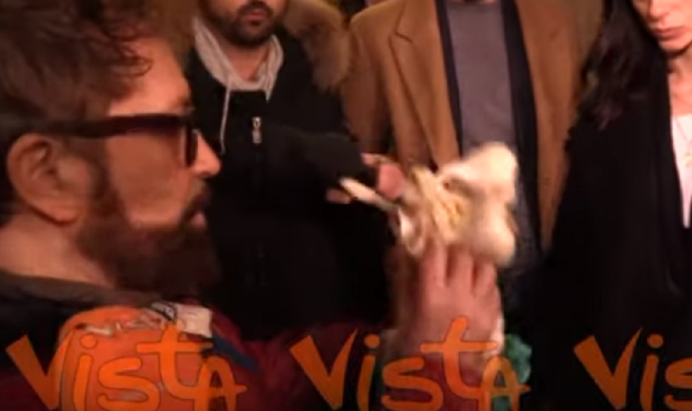 Sardine contestate in Basilicata da un loro esponente che gli regala aglio VIDEO