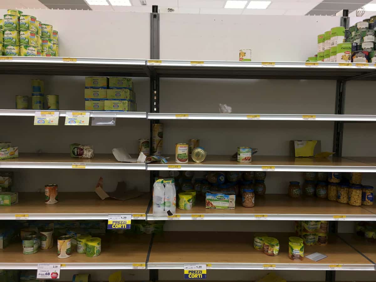 Coronavirus, a Milano assalto ai supermercati: scaffali vuoti, lunghe file alle casse