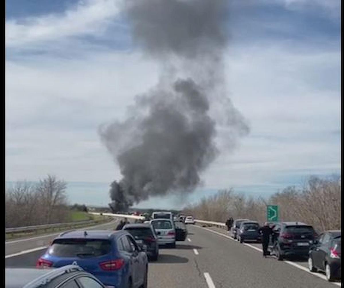 Scontri tra tifosi del Bari e del Lecce nel foggiano: pulmino a fuoco video youtube
