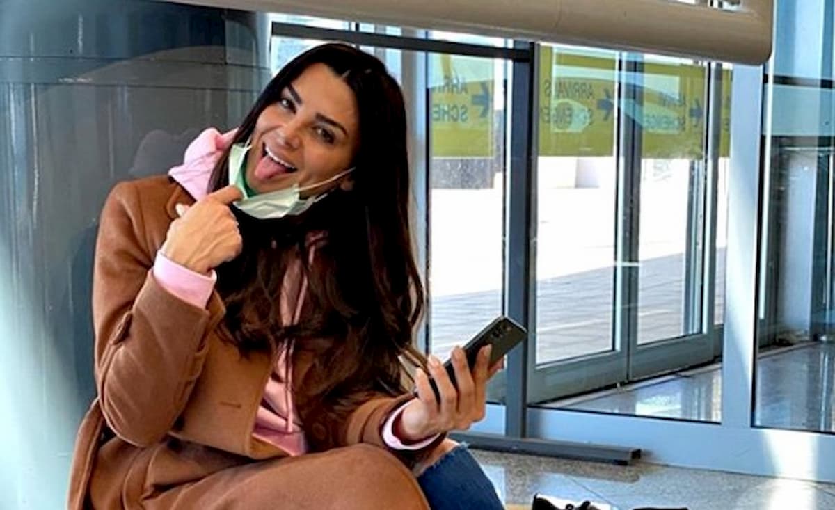 Serena Enardu con la mascherina per paura del Coronavirus, ma quel gesto non passa inosservato...