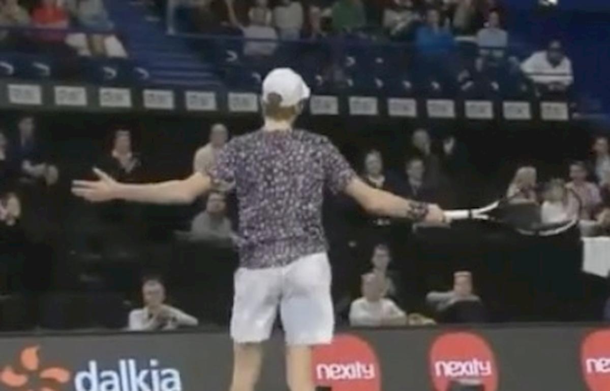 Jannik Sinner esulta dopo il grande colpo nella partita di tennis disputata a Marsiglia (fermo immagine da YouTube)