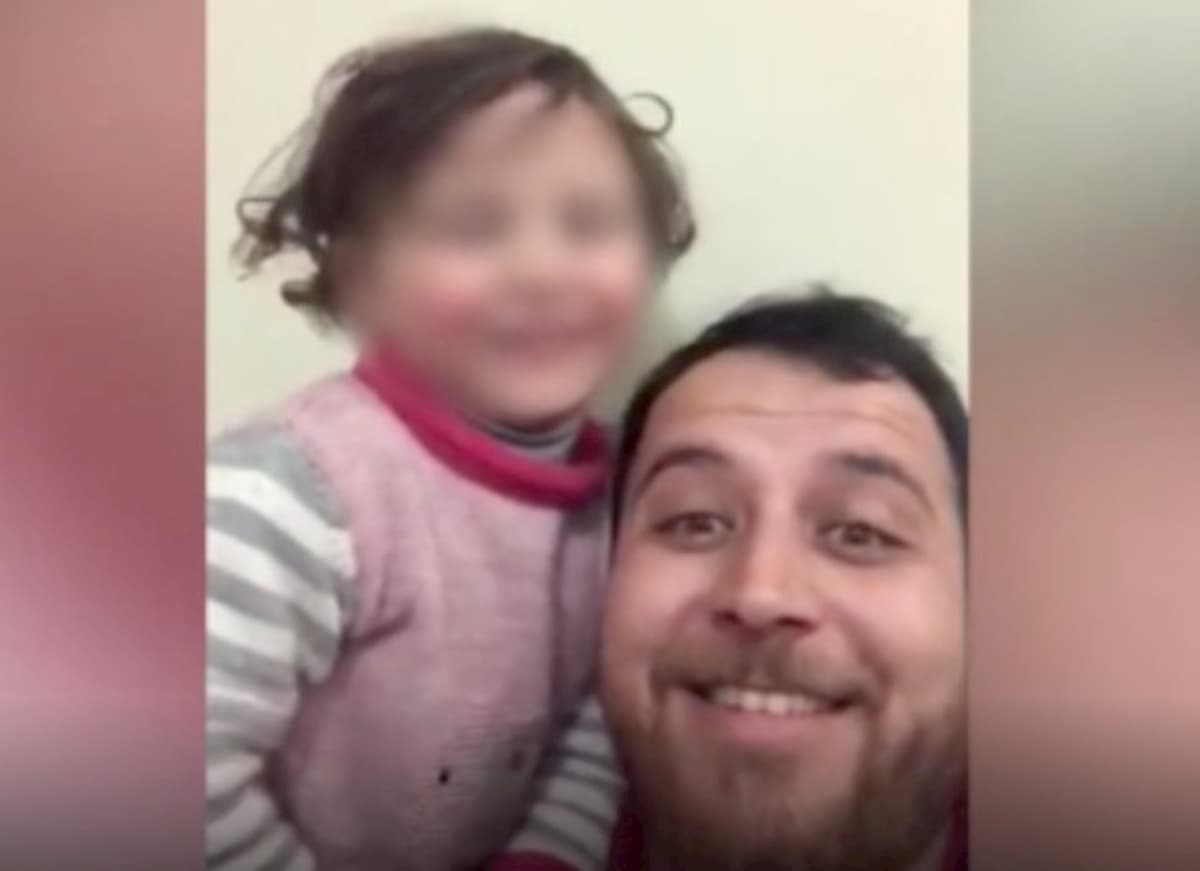 Siria, cadono le bombe: un papà le trasforma in gioco per far ridere la figlia VIDEO