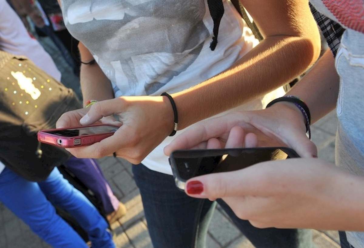 Internet, 50 mln di italiani online per 6 ore al giorno. Il 94% ha uno smartphone