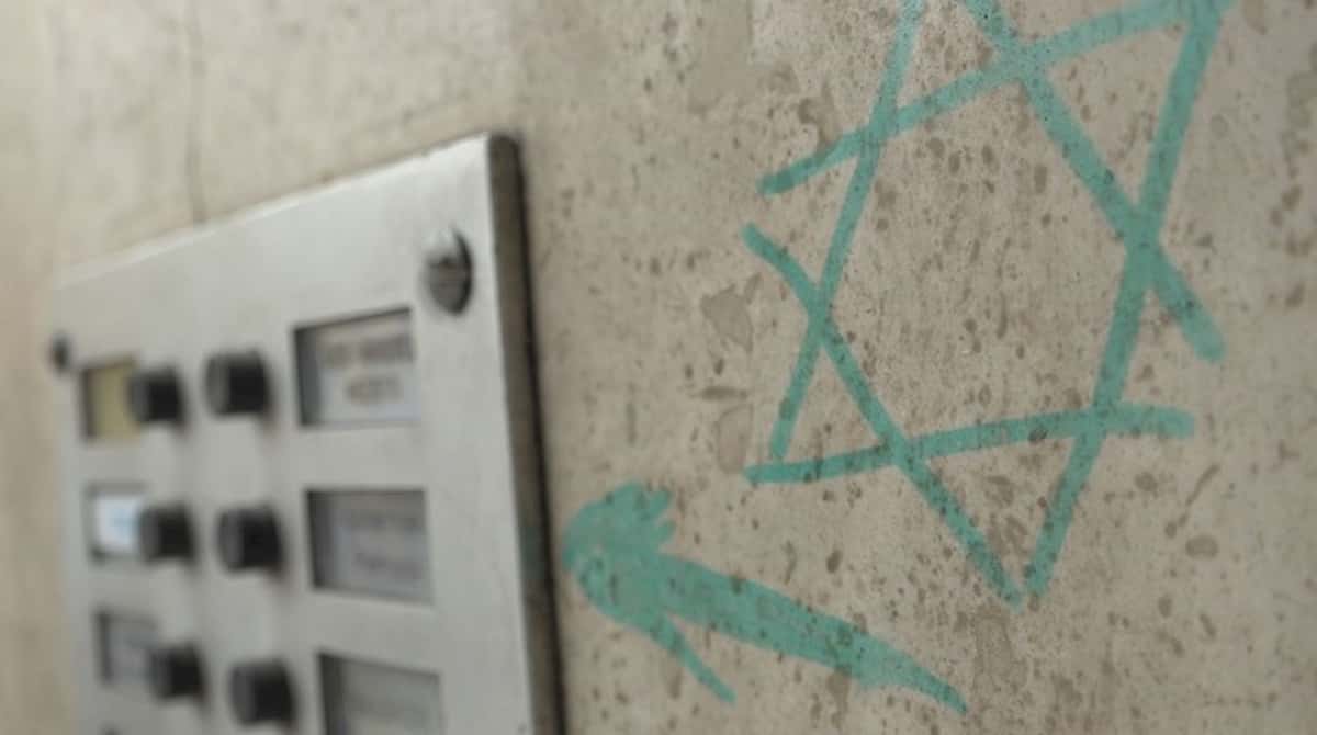 Stella di David e scritta Jude dietro la porta di casa di Marcello Segre a Torino