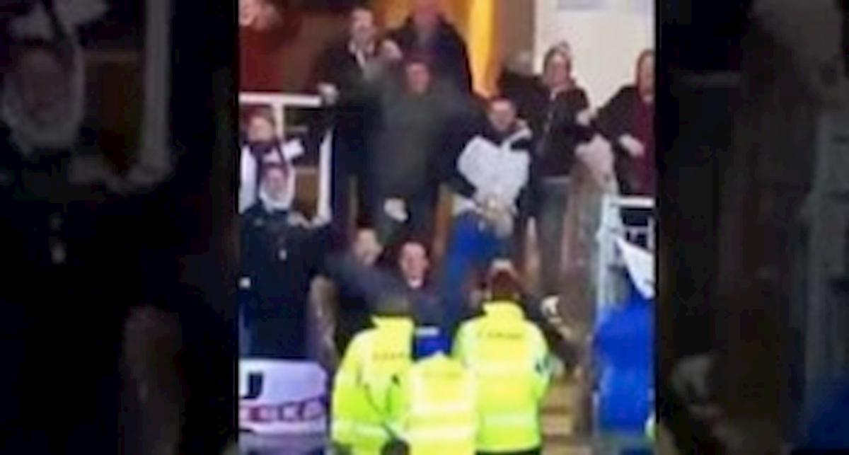 Newcastle vince nei supplementari, il gesto osceno del tifoso viene beccato dalle telecamere