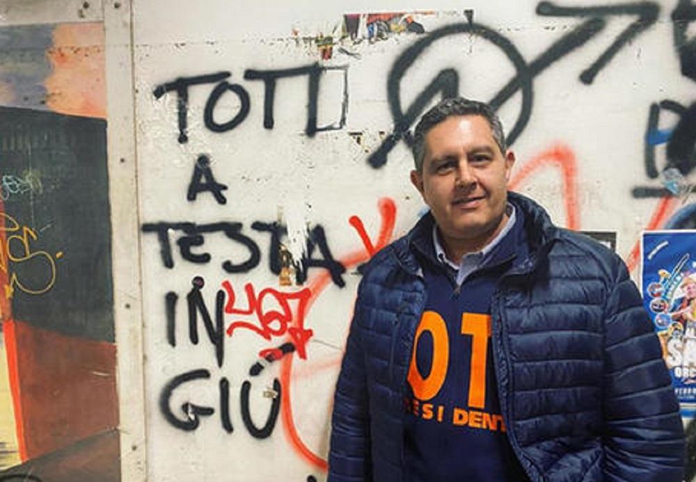 "Toti a testa in giù", il governatore posa accanto la scritta FOTO