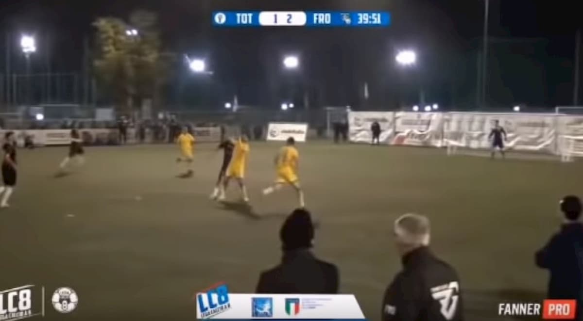 Totti, gomitata all'avversario. Rissa sfiorata nel torneo di calcio a 8 VIDEO
