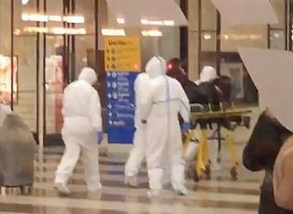Coronavirus, a Firenze donna portata via dalla stazione in barella. Tosse in treno, tornava da Venezia VIDEO