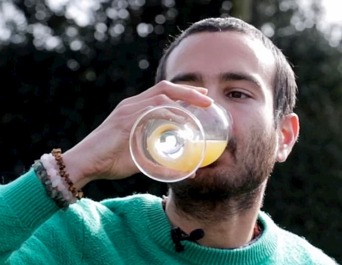 Beve un bicchiere della sua urina al giorno: "Ringiovanisce, idrata e mi fa stare in forma"