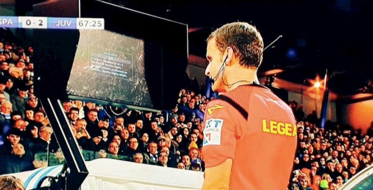 Sarri: "Rigore contro la Juventus con monitor VAR rotto. Cosa ci sta a fare l'arbitro in campo? Una ingiustizia..."