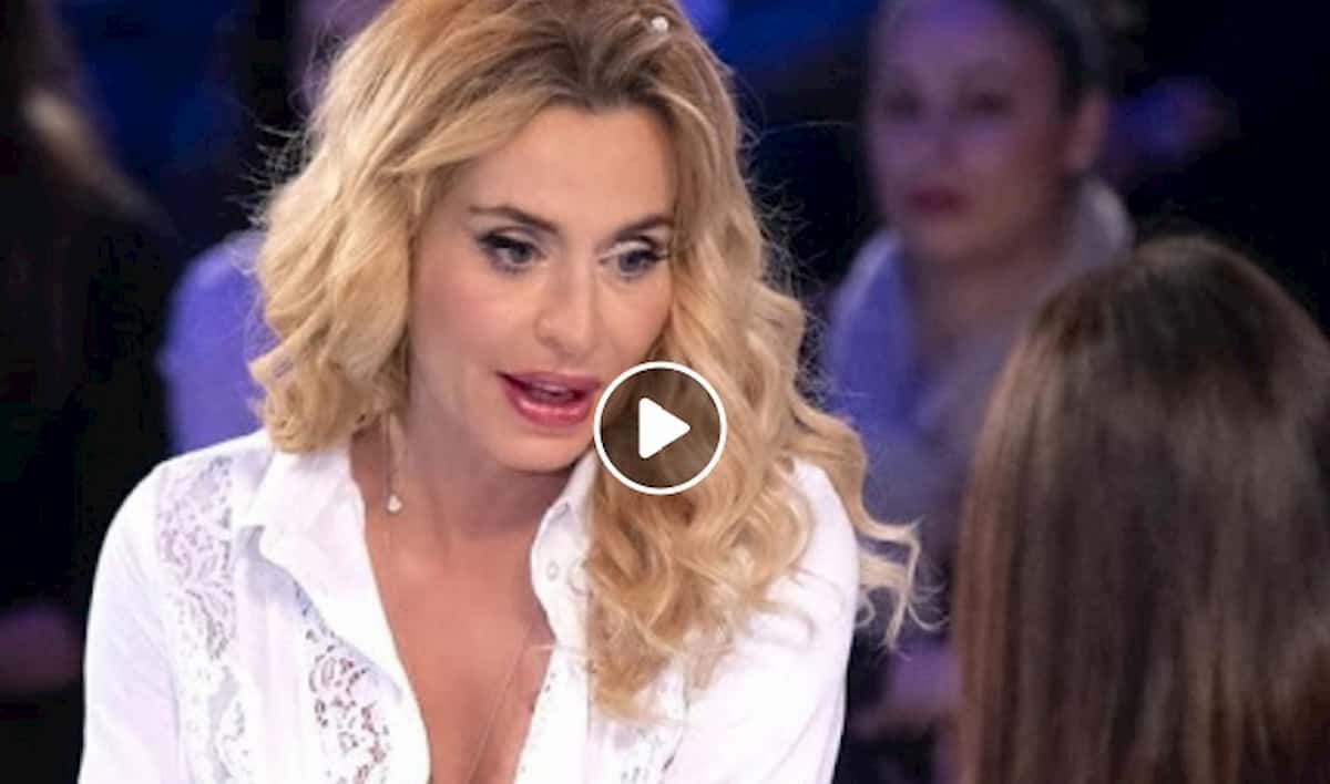 Valeria Marini non vede la propria madre da un anno e fa un appello a Verissimo