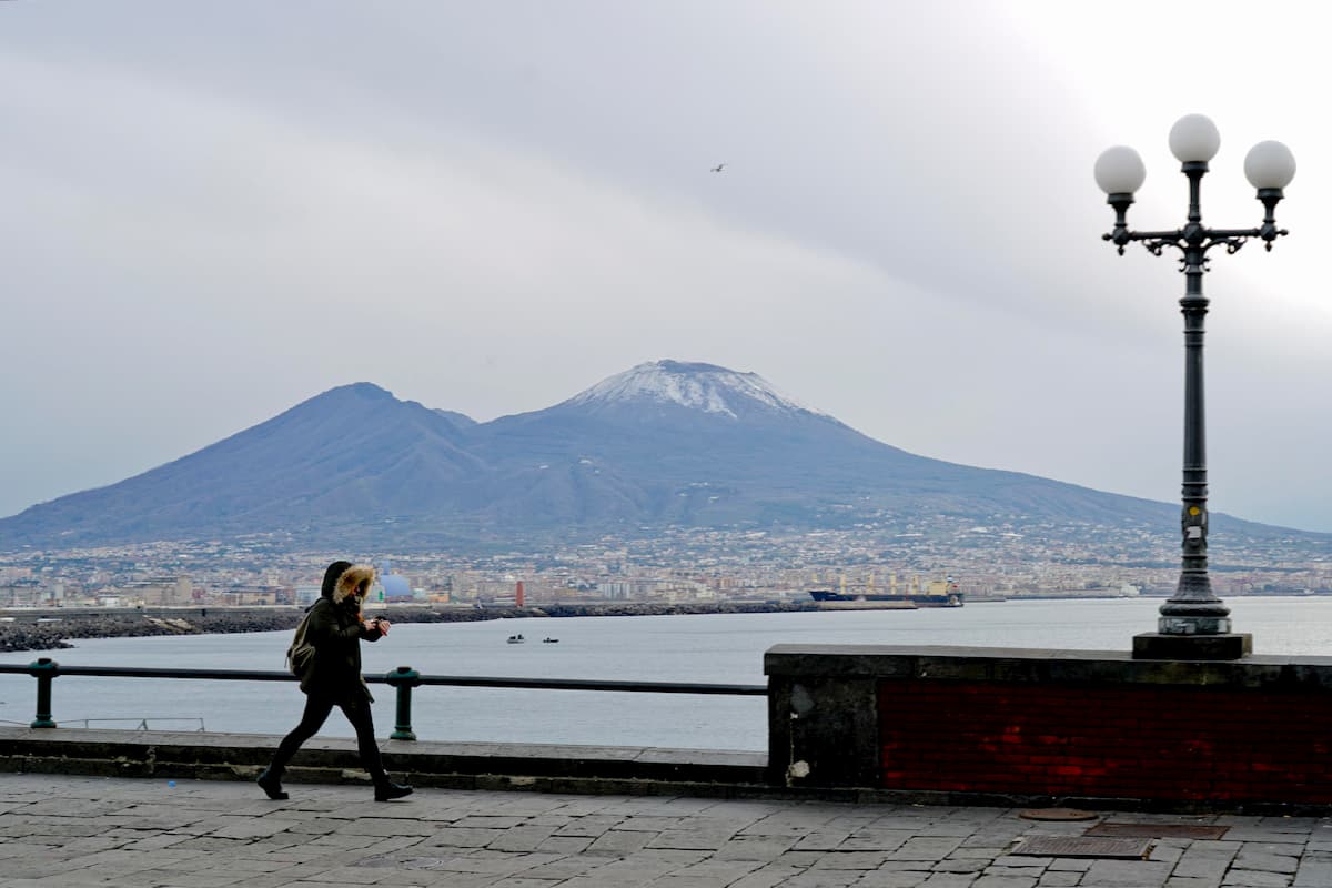 Maltempo: neve sul Vesuvio e sui Castelli romani, vento forte dall'Alto Adige alla Puglia, scuole chiuse in Irpinia