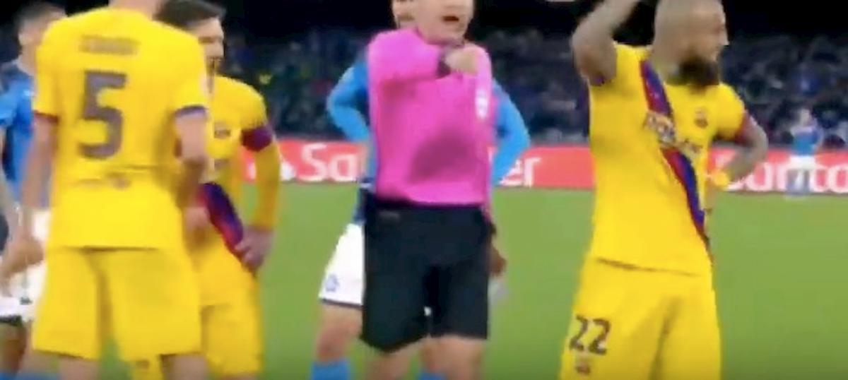 Napoli-Barcellona, Vidal: espulsione dopo scintille con Mario Rui VIDEO