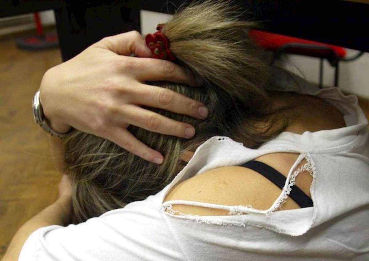 Lucca, figlia segregata in casa e imbottita di farmaci per 9 anni: indagata un'infermiera